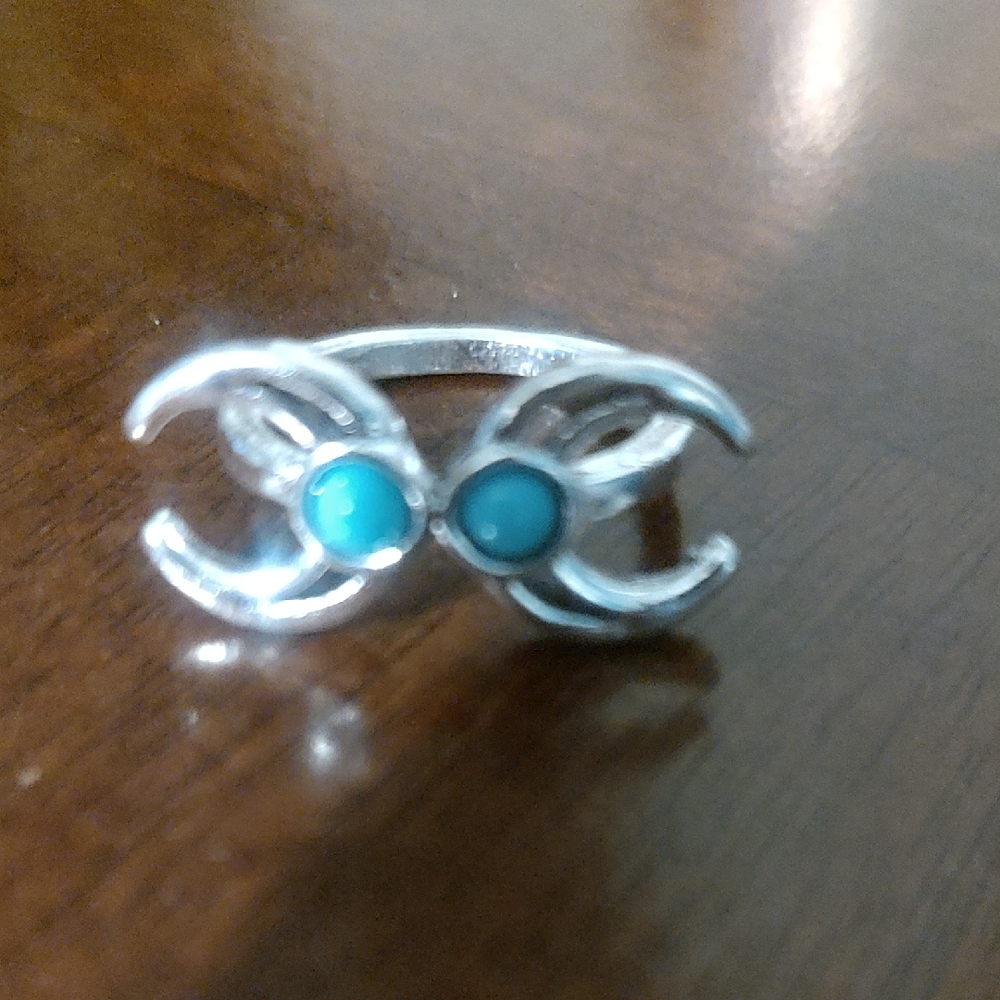 Elegant Silver and Turquoise Women's Ring